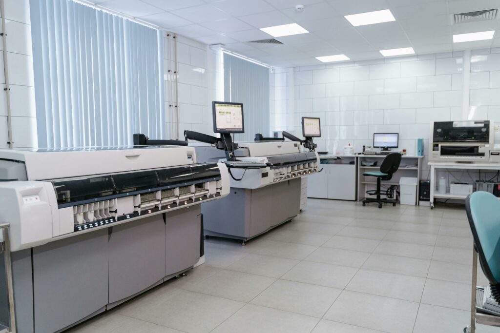 pexels-photo-9574327-9574327 Spacious laboratory interior featuring state-of-the-art machines and computers for research purposes.